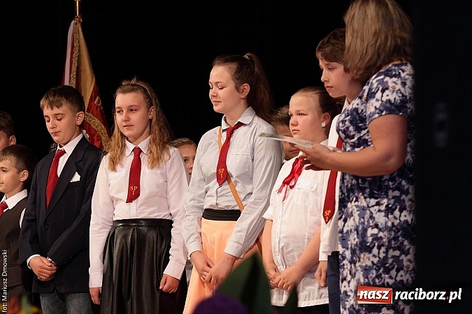 Zdjęcie w galerii na portalu naszraciborz.pl: Uczniowie Szkoły Podstawowej nr 1 uroczyście zakończyli rok szkolny wiadomości z regionu