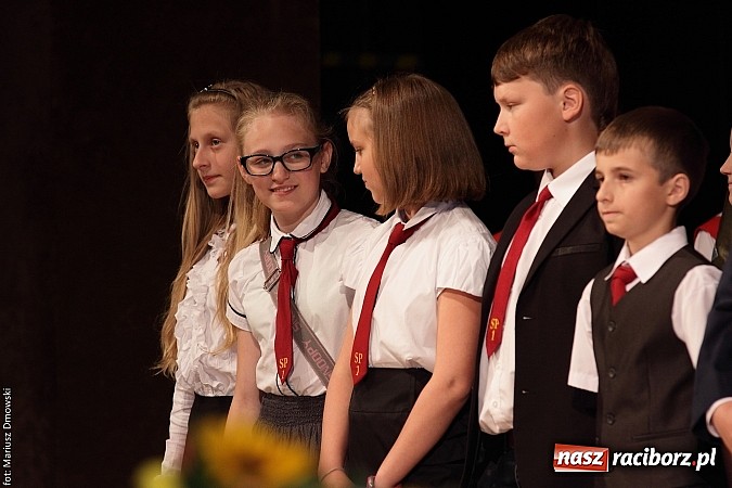 Zdjęcie w galerii na portalu naszraciborz.pl: Uczniowie Szkoły Podstawowej nr 1 uroczyście zakończyli rok szkolny wiadomości z regionu