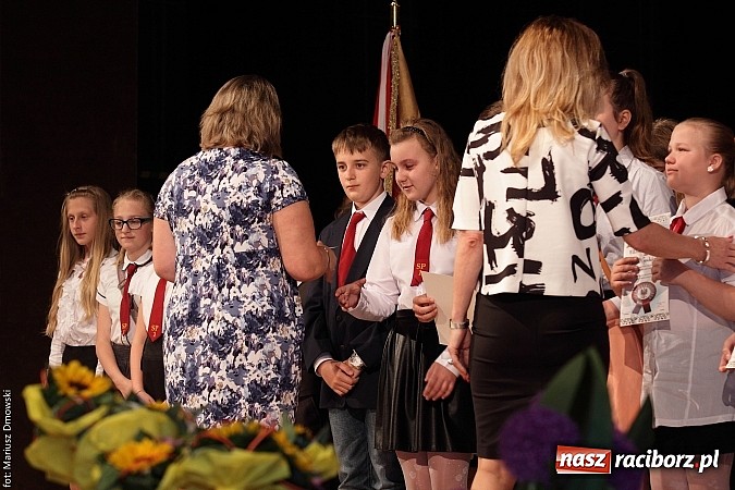 Zdjęcie w galerii na portalu naszraciborz.pl: Uczniowie Szkoły Podstawowej nr 1 uroczyście zakończyli rok szkolny wiadomości z regionu