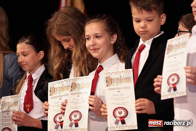 Zdjęcie w galerii na portalu naszraciborz.pl: Uczniowie Szkoły Podstawowej nr 1 uroczyście zakończyli rok szkolny wiadomości z regionu
