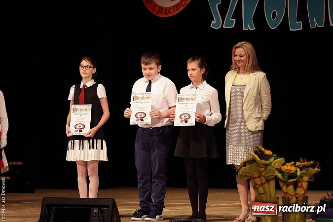 Zdjęcie w galerii na portalu naszraciborz.pl: Uczniowie Szkoły Podstawowej nr 1 uroczyście zakończyli rok szkolny wiadomości z regionu