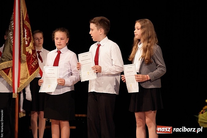 Zdjęcie w galerii na portalu naszraciborz.pl: Uczniowie Szkoły Podstawowej nr 1 uroczyście zakończyli rok szkolny wiadomości z regionu
