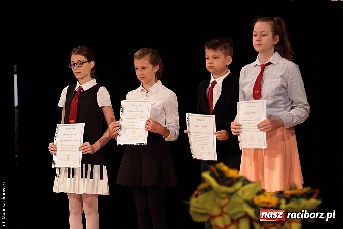 Zdjęcie w galerii na portalu naszraciborz.pl: Uczniowie Szkoły Podstawowej nr 1 uroczyście zakończyli rok szkolny wiadomości z regionu