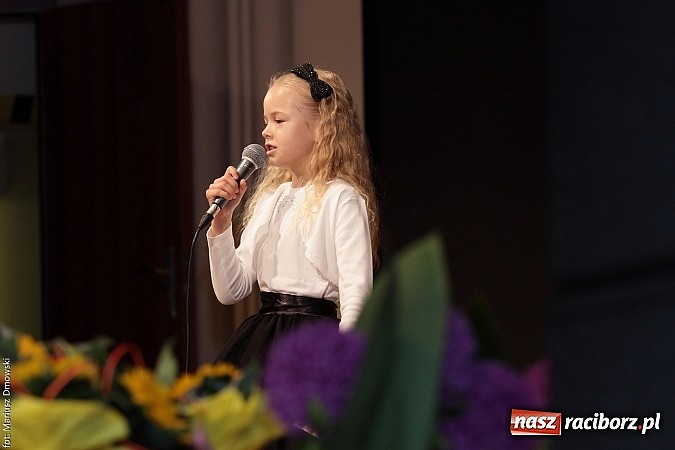 Zdjęcie w galerii na portalu naszraciborz.pl: Uczniowie Szkoły Podstawowej nr 1 uroczyście zakończyli rok szkolny wiadomości z regionu