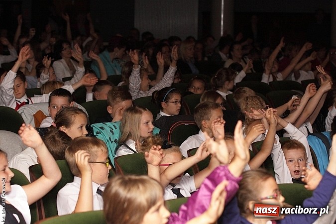 Zdjęcie w galerii na portalu naszraciborz.pl: Uczniowie Szkoły Podstawowej nr 1 uroczyście zakończyli rok szkolny wiadomości z regionu