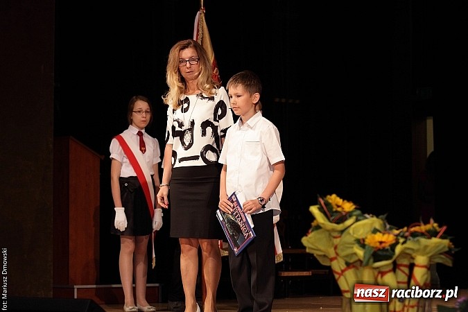 Zdjęcie w galerii na portalu naszraciborz.pl: Uczniowie Szkoły Podstawowej nr 1 uroczyście zakończyli rok szkolny wiadomości z regionu