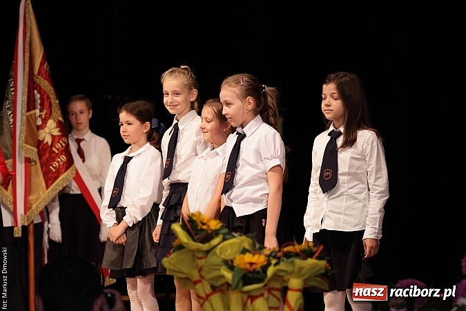 Zdjęcie w galerii na portalu naszraciborz.pl: Uczniowie Szkoły Podstawowej nr 1 uroczyście zakończyli rok szkolny wiadomości z regionu