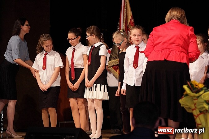 Zdjęcie w galerii na portalu naszraciborz.pl: Uczniowie Szkoły Podstawowej nr 1 uroczyście zakończyli rok szkolny wiadomości z regionu