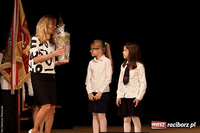Zdjęcie w galerii na portalu naszraciborz.pl: Uczniowie Szkoły Podstawowej nr 1 uroczyście zakończyli rok szkolny wiadomości z regionu