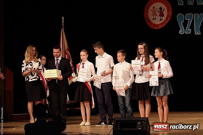 Zdjęcie w galerii na portalu naszraciborz.pl: Uczniowie Szkoły Podstawowej nr 1 uroczyście zakończyli rok szkolny wiadomości z regionu