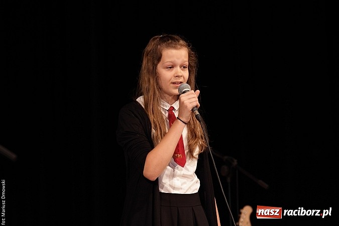 Zdjęcie w galerii na portalu naszraciborz.pl: Uczniowie Szkoły Podstawowej nr 1 uroczyście zakończyli rok szkolny wiadomości z regionu