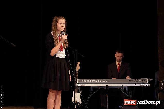 Zdjęcie w galerii na portalu naszraciborz.pl: Uczniowie Szkoły Podstawowej nr 1 uroczyście zakończyli rok szkolny wiadomości z regionu