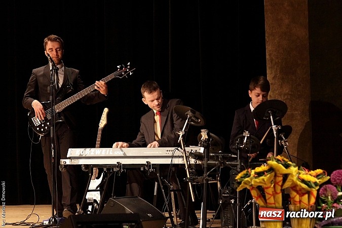 Zdjęcie w galerii na portalu naszraciborz.pl: Uczniowie Szkoły Podstawowej nr 1 uroczyście zakończyli rok szkolny wiadomości z regionu