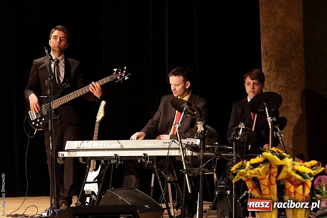 Zdjęcie w galerii na portalu naszraciborz.pl: Uczniowie Szkoły Podstawowej nr 1 uroczyście zakończyli rok szkolny wiadomości z regionu