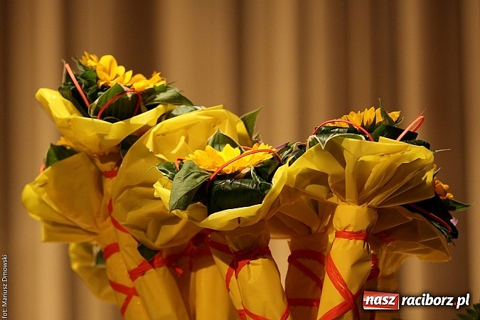 Zdjęcie w galerii na portalu naszraciborz.pl: Uczniowie Szkoły Podstawowej nr 1 uroczyście zakończyli rok szkolny wiadomości z regionu