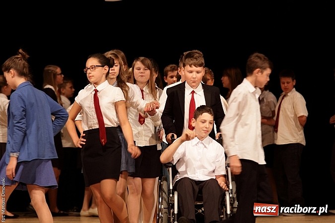 Zdjęcie w galerii na portalu naszraciborz.pl: Uczniowie Szkoły Podstawowej nr 1 uroczyście zakończyli rok szkolny wiadomości z regionu