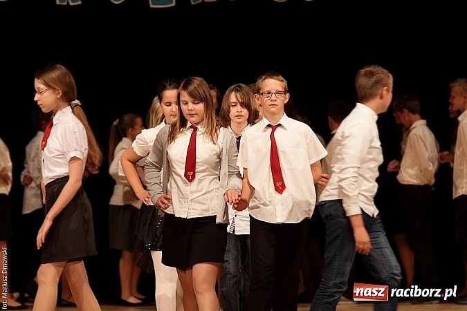 Zdjęcie w galerii na portalu naszraciborz.pl: Uczniowie Szkoły Podstawowej nr 1 uroczyście zakończyli rok szkolny wiadomości z regionu