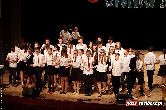 Zdjęcie w galerii na portalu naszraciborz.pl: Uczniowie Szkoły Podstawowej nr 1 uroczyście zakończyli rok szkolny wiadomości z regionu