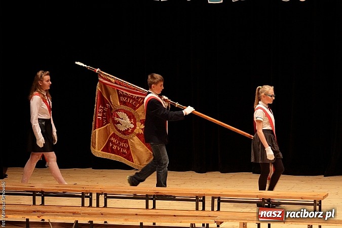 Zdjęcie w galerii na portalu naszraciborz.pl: Uczniowie Szkoły Podstawowej nr 1 uroczyście zakończyli rok szkolny wiadomości z regionu