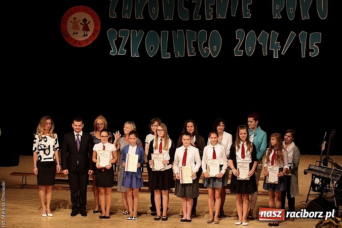 Zdjęcie w galerii na portalu naszraciborz.pl: Uczniowie Szkoły Podstawowej nr 1 uroczyście zakończyli rok szkolny wiadomości z regionu