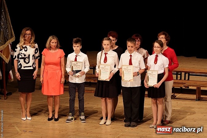 Zdjęcie w galerii na portalu naszraciborz.pl: Uczniowie Szkoły Podstawowej nr 1 uroczyście zakończyli rok szkolny wiadomości z regionu