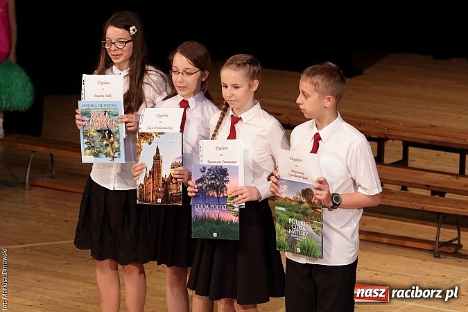 Zdjęcie w galerii na portalu naszraciborz.pl: Uczniowie Szkoły Podstawowej nr 1 uroczyście zakończyli rok szkolny wiadomości z regionu