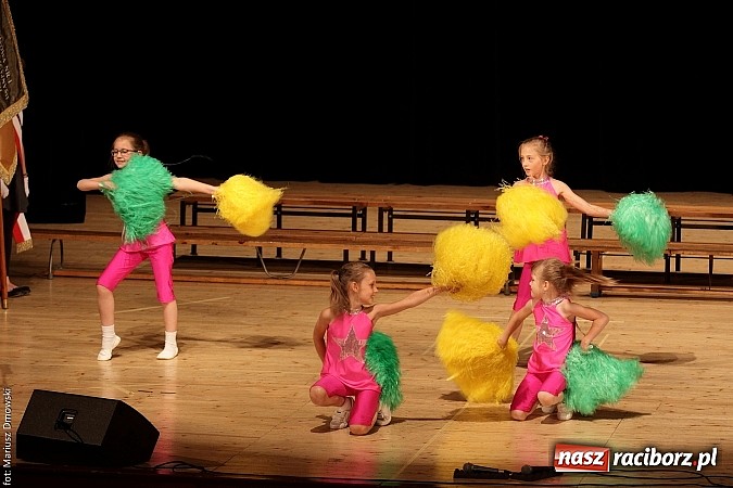 Zdjęcie w galerii na portalu naszraciborz.pl: Uczniowie Szkoły Podstawowej nr 1 uroczyście zakończyli rok szkolny wiadomości z regionu