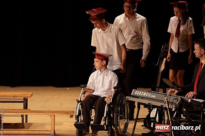 Zdjęcie w galerii na portalu naszraciborz.pl: Uczniowie Szkoły Podstawowej nr 1 uroczyście zakończyli rok szkolny wiadomości z regionu