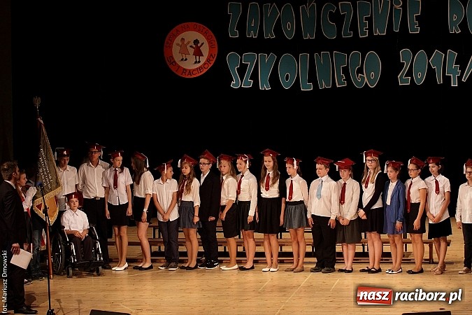 Zdjęcie w galerii na portalu naszraciborz.pl: Uczniowie Szkoły Podstawowej nr 1 uroczyście zakończyli rok szkolny wiadomości z regionu