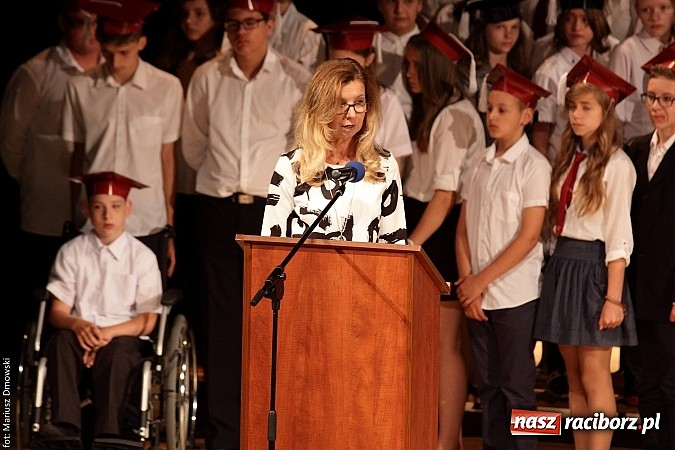 Zdjęcie w galerii na portalu naszraciborz.pl: Uczniowie Szkoły Podstawowej nr 1 uroczyście zakończyli rok szkolny wiadomości z regionu