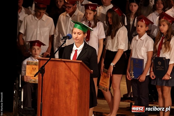 Zdjęcie w galerii na portalu naszraciborz.pl: Uczniowie Szkoły Podstawowej nr 1 uroczyście zakończyli rok szkolny wiadomości z regionu