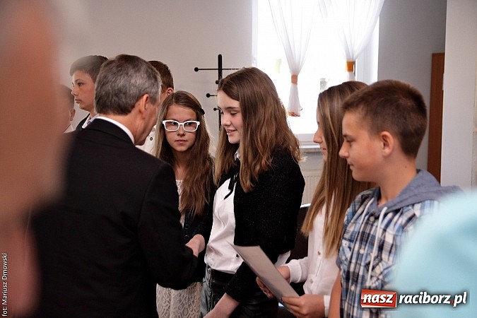 Zdjęcie w galerii na portalu naszraciborz.pl: Wójt Rudnika uhonorował prymusów wiadomości z regionu