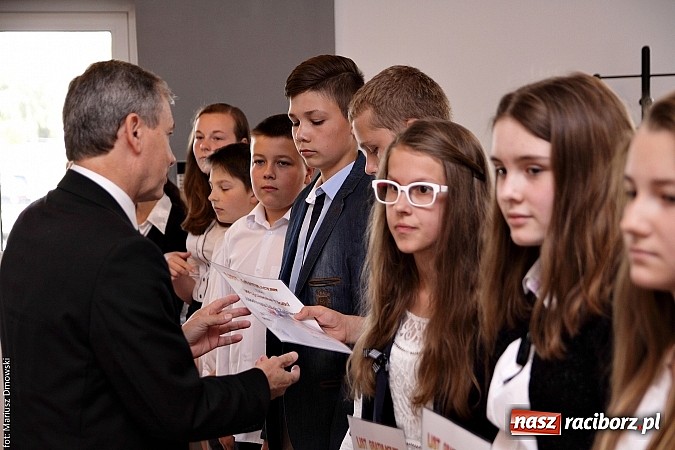 Zdjęcie w galerii na portalu naszraciborz.pl: Wójt Rudnika uhonorował prymusów wiadomości z regionu