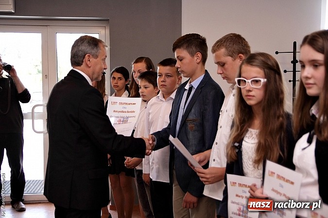 Zdjęcie w galerii na portalu naszraciborz.pl: Wójt Rudnika uhonorował prymusów wiadomości z regionu