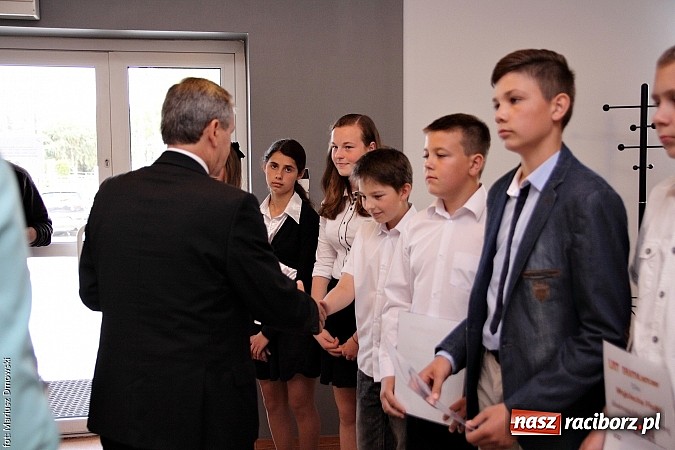 Zdjęcie w galerii na portalu naszraciborz.pl: Wójt Rudnika uhonorował prymusów wiadomości z regionu