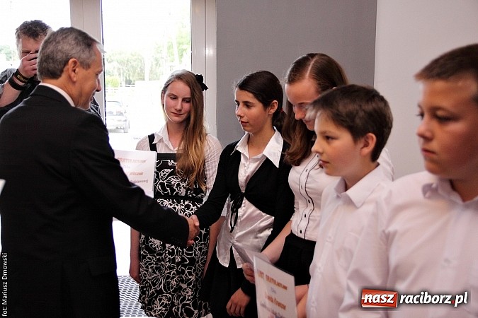 Zdjęcie w galerii na portalu naszraciborz.pl: Wójt Rudnika uhonorował prymusów wiadomości z regionu