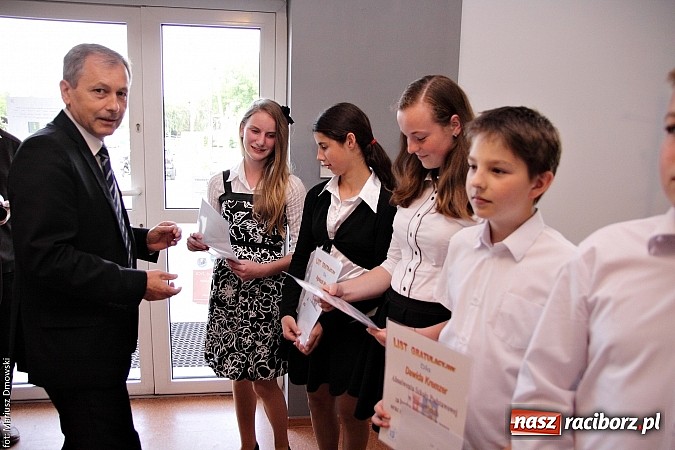 Zdjęcie w galerii na portalu naszraciborz.pl: Wójt Rudnika uhonorował prymusów wiadomości z regionu