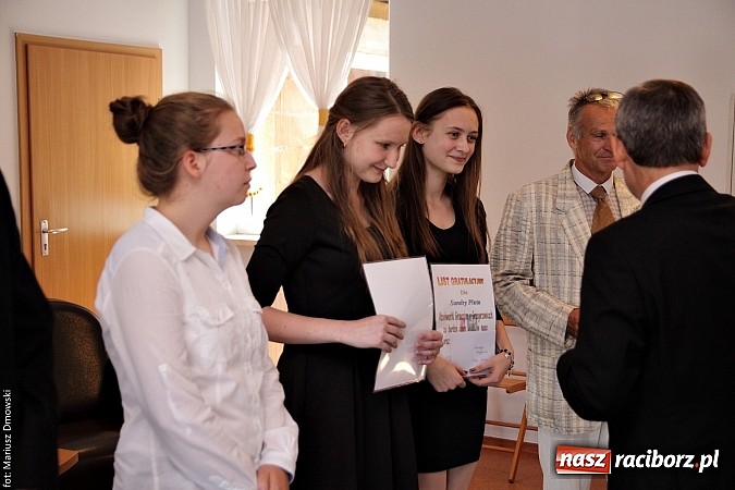 Zdjęcie w galerii na portalu naszraciborz.pl: Wójt Rudnika uhonorował prymusów wiadomości z regionu