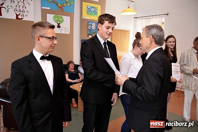 Zdjęcie w galerii na portalu naszraciborz.pl: Wójt Rudnika uhonorował prymusów wiadomości z regionu