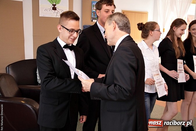 Zdjęcie w galerii na portalu naszraciborz.pl: Wójt Rudnika uhonorował prymusów wiadomości z regionu