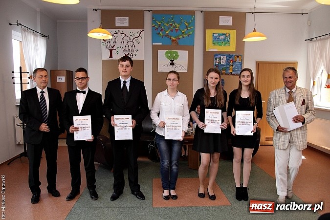 Zdjęcie w galerii na portalu naszraciborz.pl: Wójt Rudnika uhonorował prymusów wiadomości z regionu