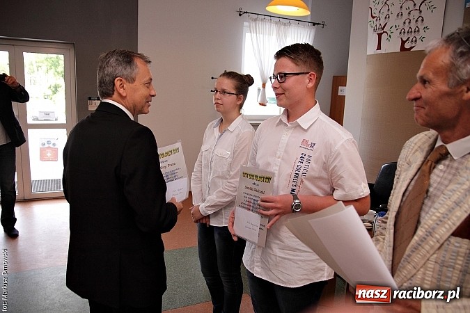 Zdjęcie w galerii na portalu naszraciborz.pl: Wójt Rudnika uhonorował prymusów wiadomości z regionu