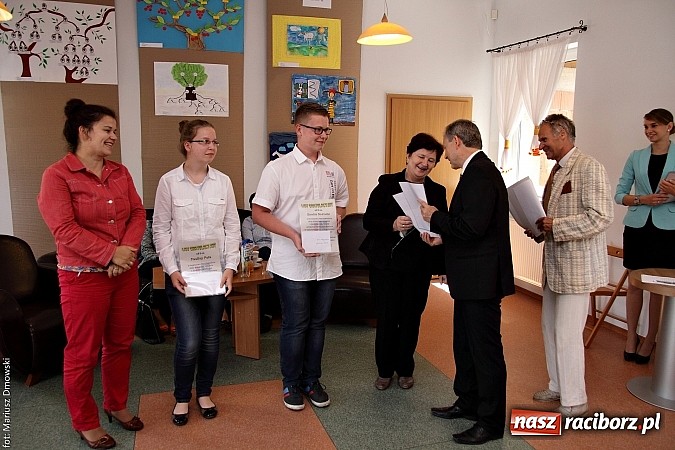 Zdjęcie w galerii na portalu naszraciborz.pl: Wójt Rudnika uhonorował prymusów wiadomości z regionu