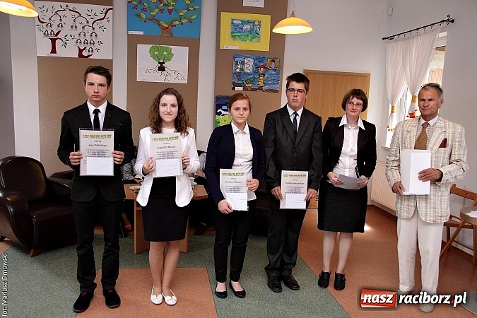 Zdjęcie w galerii na portalu naszraciborz.pl: Wójt Rudnika uhonorował prymusów wiadomości z regionu