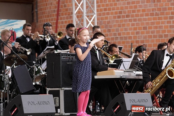 Zdjęcie w galerii na portalu naszraciborz.pl: Koncert jubileuszowy z okazji 30-lecia raciborskiego Młodzieżowego Domu Kultury w Raciborzu na zamku za nami  wiadomości z regionu