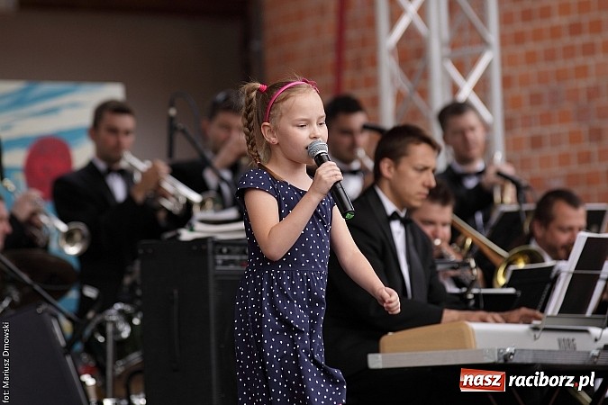 Zdjęcie w galerii na portalu naszraciborz.pl: Koncert jubileuszowy z okazji 30-lecia raciborskiego Młodzieżowego Domu Kultury w Raciborzu na zamku za nami  wiadomości z regionu