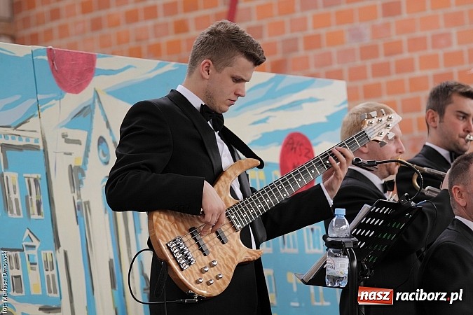 Zdjęcie w galerii na portalu naszraciborz.pl: Koncert jubileuszowy z okazji 30-lecia raciborskiego Młodzieżowego Domu Kultury w Raciborzu na zamku za nami  wiadomości z regionu