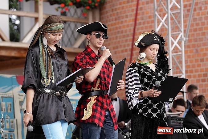 Zdjęcie w galerii na portalu naszraciborz.pl: Koncert jubileuszowy z okazji 30-lecia raciborskiego Młodzieżowego Domu Kultury w Raciborzu na zamku za nami  wiadomości z regionu