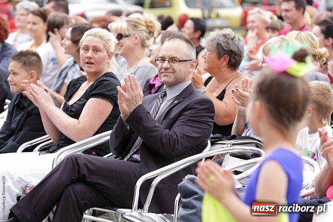 Zdjęcie w galerii na portalu naszraciborz.pl: Koncert jubileuszowy z okazji 30-lecia raciborskiego Młodzieżowego Domu Kultury w Raciborzu na zamku za nami  wiadomości z regionu