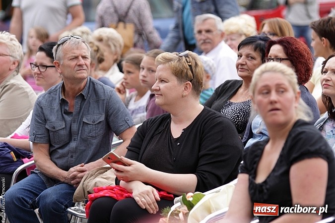 Zdjęcie w galerii na portalu naszraciborz.pl: Koncert jubileuszowy z okazji 30-lecia raciborskiego Młodzieżowego Domu Kultury w Raciborzu na zamku za nami  wiadomości z regionu